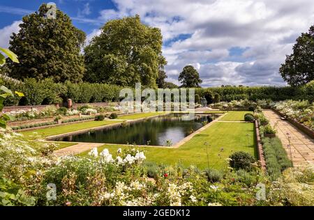 LONDON DIANA PRINCESS OF WALES STATUE IN THE SUNKEN GARDEN AT KENSINGTON PALACE ON A SUMMER'S DAY Stock Photo