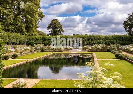 LONDON DIANA PRINCESS OF WALES STATUE IN THE SUNKEN GARDEN AT KENSINGTON PALACE Stock Photo