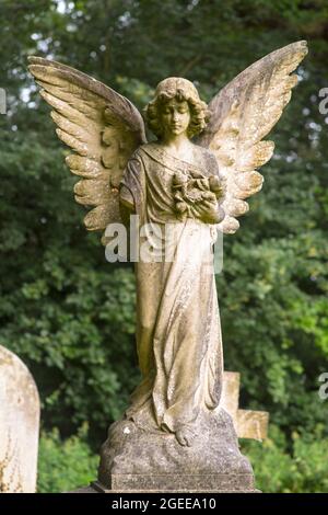 A statue of an angel in Southampton Old Cemetery on Southampton Common Stock Photo
