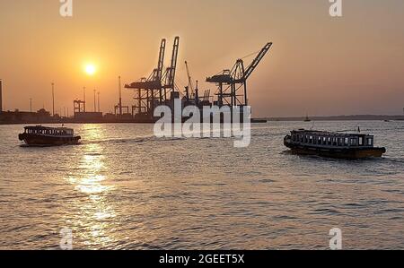 Lisboa, Portugal. 19th Aug, 2021. (INT) Movement in the Port of Santos. August 19, 2021, Santos, Brazil: Movement of vessels at Valongo gate, in the Port of Santos, on the coast of Sao Paulo, after a foggy day that hindered navigation on the crossing to Guaruja. (Credit Image: © Luigi Bongiovanni/TheNEWS2 via ZUMA Press Wire) Credit: ZUMA Press, Inc./Alamy Live News Stock Photo