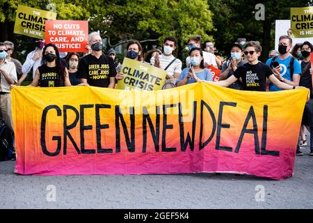 New York, U.S. 19th Aug, 2021. August 19, 2021 - New York, NY, United States: A banner that says 'Green New Deal' at a 'Seal the Deal' rally organized by the Green New Deal Network to advocate for Green New Deal related legislation in current infrastructure and budget reconciliation legislation in Congress. (Photo by Michael Brochstein/Sipa USA) Credit: Sipa USA/Alamy Live News Stock Photo