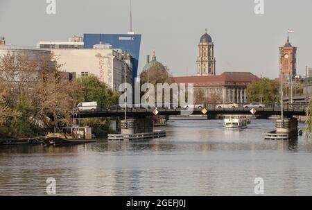 Berlin- Die Spree, in Abschnitten Große Spree genannt, ist ein knapp 400 Kilometer langer linker Nebenfluss der Havel Stock Photo