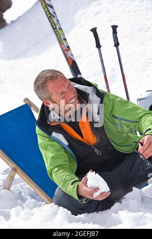 UN HOMME SUR UN TRANSAT BLEU ISOLA 2000 (06) ALPES MARITIMES Stock Photo