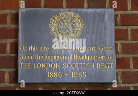 London, UK. Commemorative plaque: 'On this site 59 Buckingham Gate Stood the Regimental Headquarters of THE LONDON SCOTTISH REGT. 1886-1985 Stock Photo