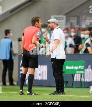 coach Steffen BAUMGART r. (K) in conversation with referee Robert HARTMANN, discussion. Soccer 1st Bundesliga, 1st matchday, FC Cologne (K) - Hertha BSC Berlin (B) 3: 1, on August 15, 2021 in Koeln/Germany. #DFL regulations prohibit any use of photographs as image sequences and/or quasi-video # Â Stock Photo