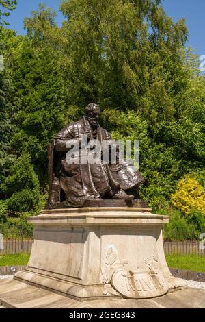 Statue of William Thomson, 1st Baron Kelvin near Kelvingrove Museum and art gallery. Glasgow Scotland Stock Photo