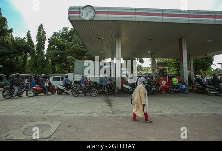 Colombo, Sri Lanka. August 20 2021: Vehicles queue to fetch fuel from a petrol pump in Colombo, Sri Lanka, 20 August 2021. The Sri Lankan government has imposed island-wide lockdown till 30 August in order to prevent the spread of coronavirus. (Credit Image: © Pradeep Dambarage/ZUMA Press Wire) Stock Photo