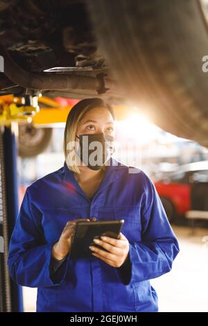 Mechanic making notes on clipboard Stock Photo - Alamy