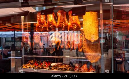 LONDON CHINATOWN GERRARD STREET RESTAURANT WITH ROASTED POULTRY DUCKS AND CHICKENS IN THE WINDOW Stock Photo