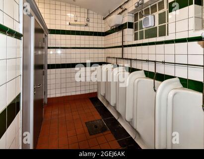 LONDON LINCOLN'S INN FIELDS CAMDEN GENTS TOILETS OLD FASHIONED WITH GREEN AND WHITE TILES Stock Photo