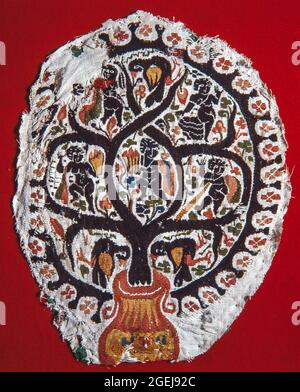 Bordado en tejido copto, detalle representando el árbol de la vida, siglo IV, Museu Tèxtil de Terrassa. Stock Photo