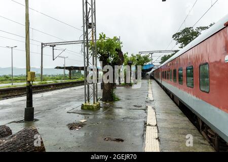 02413 Madgaon - New Delhi Rajdhani Special waiting at Roha station on Konkan Railway. Stock Photo