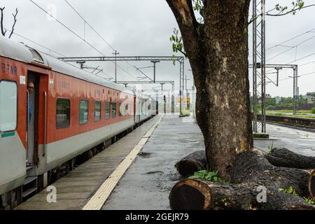 02413 Madgaon - New Delhi Rajdhani Special waiting at Roha station on Konkan Railway. Stock Photo