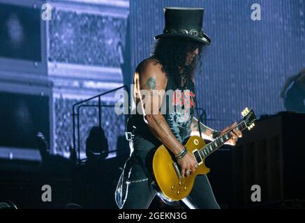 August 19, 2021, Los Angeles, California, USA: Guitarist Slash of the rock band Guns N' Roses performs live on stage during a concert at Banc of California Stadium. (Credit Image: © K.C. Alfred/ZUMA Press Wire) Stock Photo