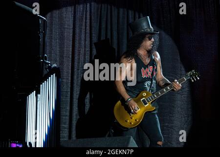 August 19, 2021, Los Angeles, California, USA: Guitarist Slash of the rock band Guns N' Roses performs live on stage during a concert at Banc of California Stadium. (Credit Image: © K.C. Alfred/ZUMA Press Wire) Stock Photo