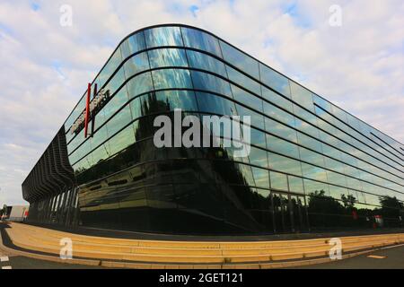 Moderne Architektur in den Ausstellungshallen im Messezentrum Nürnberg, Franken, Bayern, Deutschland. Erbaut von Zaha Hadid Stock Photo