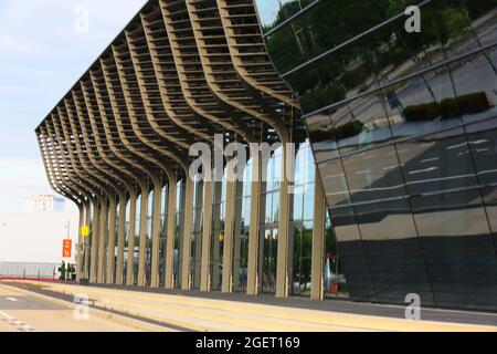 Moderne Architektur in den Ausstellungshallen im Messezentrum Nürnberg, Franken, Bayern, Deutschland. Erbaut von Zaha Hadid Stock Photo