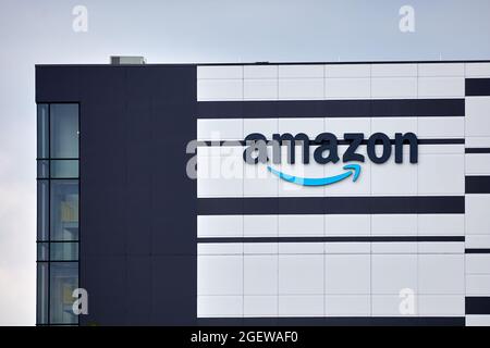 Ottawa, Ontario, Canada - August 13, 2021: The Amazon (NASDAQ: AMZN) logo on the side of a new warehouse and distribution center at 222 Citigate Drive Stock Photo