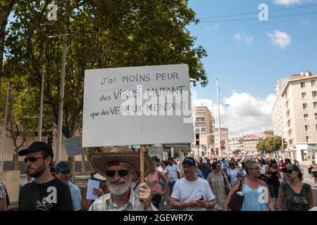 Toulon, France. 21st Aug, 2021. A holding a placard that compares the danger of variants to the danger of crooks, during the protest.Saturday 21 August 2021 is the sixth day of mobilization against the vaccine policy and the application of the health pass. In Toulon (Var), according to the authorities there were 6000 demonstrators. The main slogans criticize the government decisions as dictatorial. Some of the placards included signs and slogans comparing the current situation with the Nazi regime and the Second World War. Credit: SOPA Images Limited/Alamy Live News Stock Photo