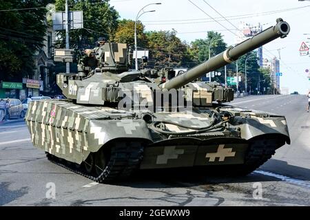 Kyiv, Ukraine. 20th Aug, 2021. KYIV, UKRAINE - AUGUST 20, 2021: Ukrainian military vehicles drive in formation in a rehearsal of military parade on occasion of the Independence Day at Khreschatyk Street in Kyiv (Photo by Aleksandr Gusev/Pacific Press) Credit: Pacific Press Media Production Corp./Alamy Live News