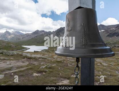 Gavia Pass with cloud, altitidine 1652 mt. View of the Bianco lake from the bell. Stock Photo