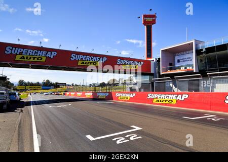 Bathurst, Australia - 4 October 2020: Starting line of Bathurst 1000 motor race circle against control tower and stands with start positions. Stock Photo