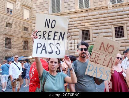 Florence, Italy. 21st Aug, 2021. People protest against 'Green Pass', the Covid 19 vaccine certificate, Florence, Italy, on August 21, 2021. Green Pass is currently mandatory to travel throughout Italy and EU and to enter venues as restaurants, cinemas, museums etc. In more than 20 Italian towns, including Rome, Turin, Milan, Naples and many others, demonstrators ask government to let people free to get vaccinated or not.(Elisa Gestri/Sipausa) Credit: Sipa USA/Alamy Live News Stock Photo