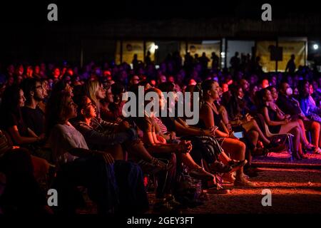 Riola Sardo, Italia. 21st Aug, 2021. Pubblico durante Max Gazze - La Matematica dei Rami Tour, Concerto cantante italiano in Riola Sardo, Italia, 21 agosto 2021 Credit: Independent Photo Agency/Alamy Live News Stock Photo