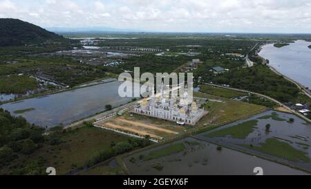 Cotabato City, Philippines. 22nd Aug, 2021. Drone image of the empty surroundings of Sultan Haji Hassanal Bolkiah Mosque (also known as The Grand Mosque of Cotabato and the largest mosque in the Philippines) during the Sunday lockdown in Cotabato City to contain the spread of Lambda and Delta variant of the coronavirus. (Photo by Sherbien Dacalanio/Pacific Press) Credit: Pacific Press Media Production Corp./Alamy Live News Stock Photo