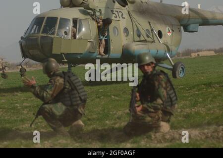 An Afghanistan national security forces  MI-17 helicopter lands to pick up commandos during a training mission at Khanjarkhe, Parwan province, Afghanistan during a training mission. ANSF commandos take part in in their first training mission as they attend the ANSF Air Assault Academy at Bagram Airfield, Afghanistan, March 10. Stock Photo