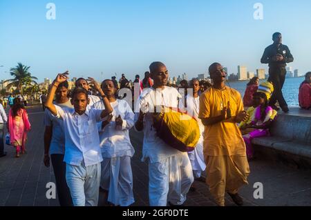 Mumbai, Maharashtra, India : A group of Hare Krishna followers parade along the 3.6-kilometre-long Marine Drive promenade by the Arabian Sea. Stock Photo
