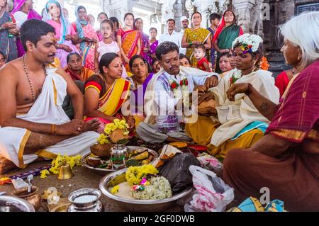 Hampi, Karnataka, India:  A brahmin priest conducts a Hindu wedding inside the Sree Virupaksha Temple. Uninterruptedly . functioning since its incepti Stock Photo
