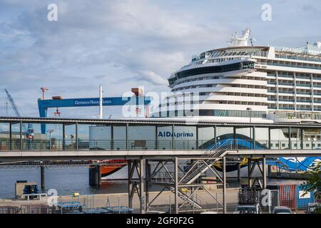 Sommerabendstimmung an der Kiellinie. Das Kreuzfahrtschiff AIDA prima am Ostseekai kurz vor dem Ablegen. Stock Photo