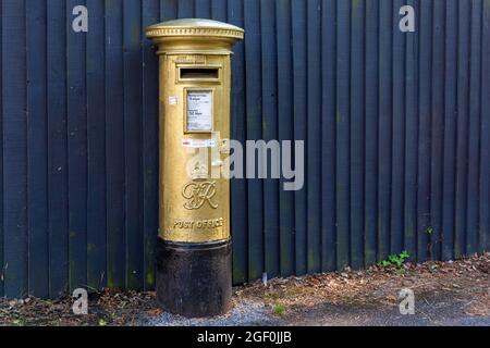 Poole Dorset, UK. 22nd August 2021. A George VI postbox post box in Poole is painted gold to honour Dorset Olympian Hannah Mills who became the most decorated female Olympian Sailor ever at the Tokyo 2020 Olympics and was the flagbearer for Team GB at the opening ceremony of the games. golden postbox  golden post box gold postbox gold post box gold mailbox golden mailbox gold letterbox golden letterbox gold mail box golden mail box. Credit: Carolyn Jenkins/Alamy Live News Stock Photo