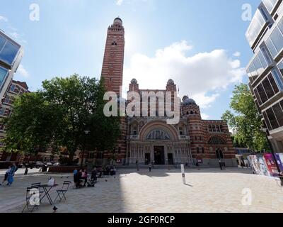 London, Greater London, England, August 10 2021: People eating outdoors in Cathedral Piazza on a sunny summers day in front of Westminster Cathedral. Stock Photo