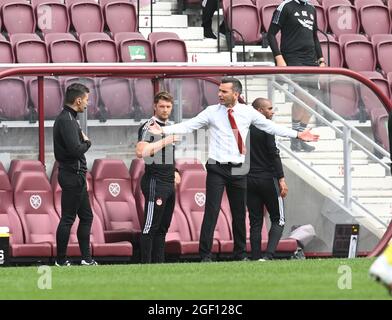 Tynecastle Park, Edinburgh, Scotland. UK. 22nd Aug 21. Scottish cinch Premiership match Hearts vs Aberdeen Aberdeen manager, Stephen Glass, has words with 4th official Credit: eric mccowat/Alamy Live News Stock Photo