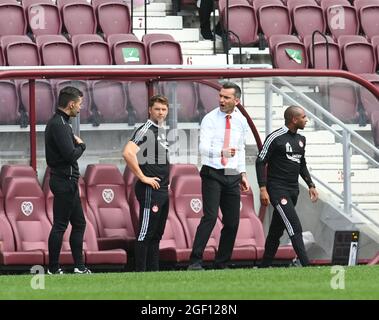 Tynecastle Park, Edinburgh, Scotland. UK. 22nd Aug 21. Scottish cinch Premiership match Hearts vs Aberdeen Aberdeen manager, Stephen Glass, has words with 4th official Credit: eric mccowat/Alamy Live News Stock Photo