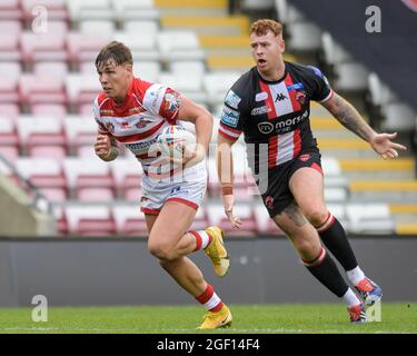 Keanan Brand (24) of Leigh Centurions runs past Harvey Livett (20) of Salford Red Devils Stock Photo