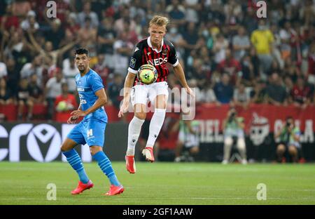 Nice, France. 22nd Aug, 2021. Kasper Dolberg of Nice, Alvaro Gonzalez of Marseille (left) during the French championship Ligue 1 football match between OGC Nice (OGCN) and Olympique de Marseille (OM) on August 22, 2021 at Allianz Riviera stadium in Nice, France - Photo Jean Catuffe / DPPI Credit: DPPI Media/Alamy Live News Stock Photo