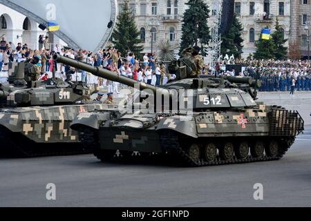 Kyiv, Ukraine. 22nd Aug, 2021. KYIV, UKRAINE - AUGUST 22, 2021: Ukrainian military vehicles drive in formation in a rehearsal of military parade on occasion of the Independence Day at Khreschatyk Street in Kyiv (Photo by Aleksandr Gusev/Pacific Press) Credit: Pacific Press Media Production Corp./Alamy Live News