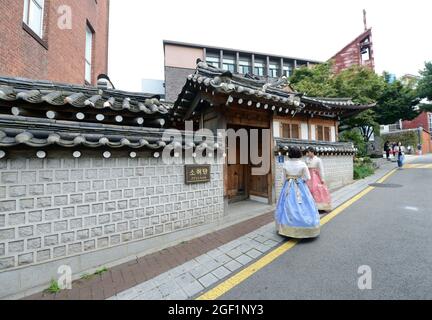 Chinese tourist dressed in traditional Korean dress in the Bukchon Hanok village in Seoul, Korea. Stock Photo