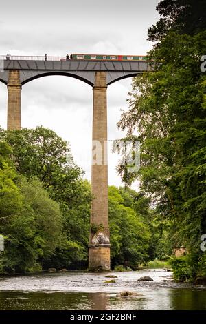 UK Wales, Clwyd, Pontcysyllte, Aqueduct carrying Thomas Telford’s Llangollen Canal over River Dee Valley Stock Photo