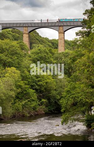 UK Wales, Clwyd, Pontcysyllte, Aqueduct carrying Thomas Telford’s Llangollen Canal over River Dee valley Stock Photo