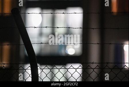 Doberlug Kirchhain, Germany. 20th Aug, 2021. Barbed wire fence secures the area of the DRK refugee aid in the initial reception facility. Credit: Patrick Pleul/dpa-Zentralbild/ZB/dpa/Alamy Live News