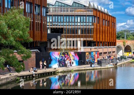 LONDON CAMDEN LOCK CAMDEN TOWN BUILDINGS AND PICTURES ALONG REGENTS CANAL TOWPATH Stock Photo