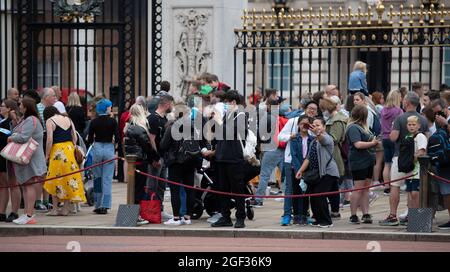 Buckingham Palace, London, UK. 23 August 2021. Large numbers of visitors arrive to watch the full ceremonial Changing the Guard with music at Buckingham Palace after the longest pause since WW2 due to the Coronavirus restrictions in March 2020. Credit: Malcolm Park/Alamy Live News Stock Photo