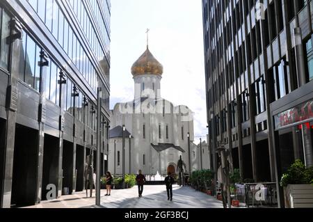 Moscow, Russia - August 22, 2021: Temple of St. Nicholas the Wonderworker at Tverskaya Zastava and modern office buildings Stock Photo