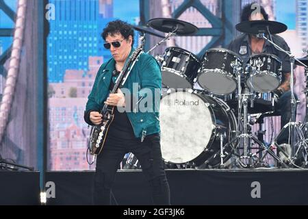 Guitarist Neil Schon of Journey performs onstage during We Love NYC: The Homecoming Concert Produced by NYC, Clive Davis, and Live Nation on August 21, 2021 in New York City. (Photo by John Atashian) Stock Photo