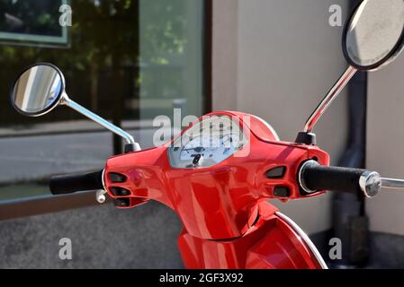 Manubrio scooter con cruscotto e specchietti retrovisori. Design classico  scooter a motore rosso d'epoca Foto stock - Alamy