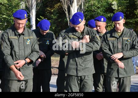 Kramatorsk, Ukraine. 23rd Aug, 2021. Soldiers of the Ukrainian army prepare their shirts before the National Flag Day ceremony in Kramatorsk.Ukraine annually celebrates National Flag Day on August 23. On this day, an official flag-raising, traditional flash mobs, concerts as well as sporting events take place in all Ukrainian cities. Credit: SOPA Images Limited/Alamy Live News Stock Photo